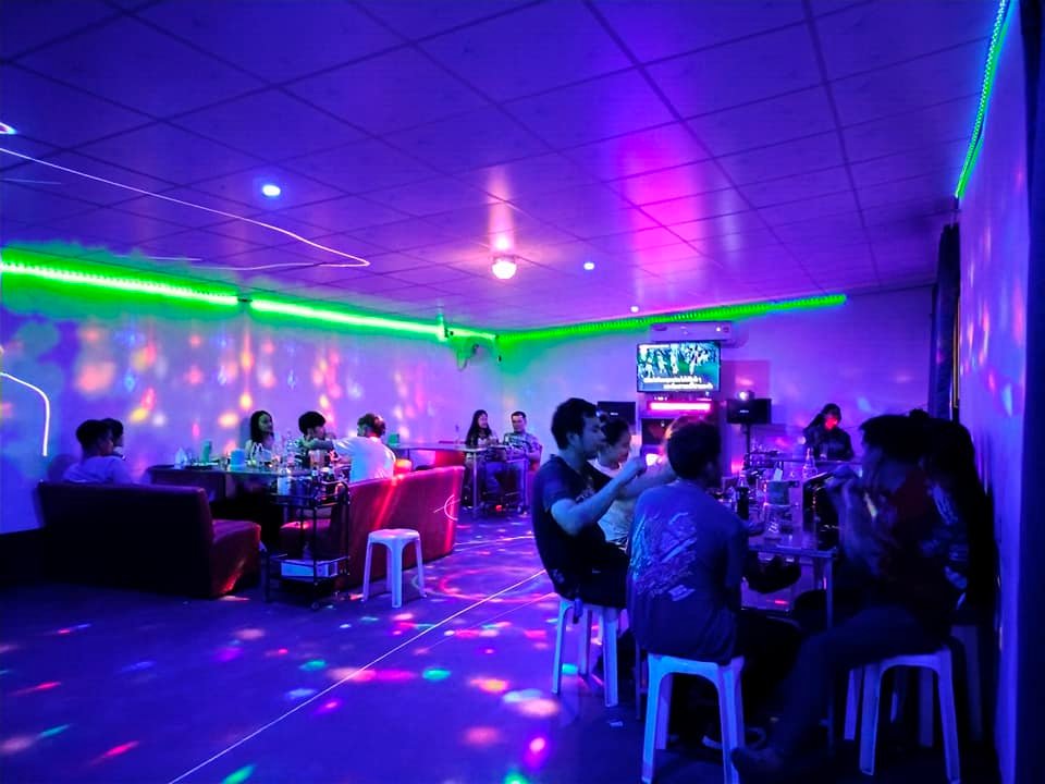 บรรยากาศลูกค้าร้านคาราโอเกะ